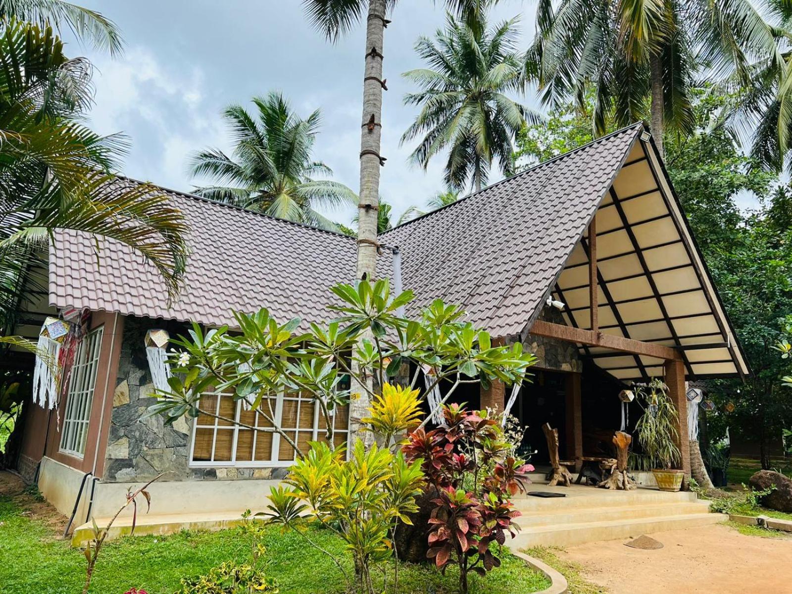 Coco Village Hotel Chilaw Exterior photo
